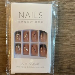 Press on nails
